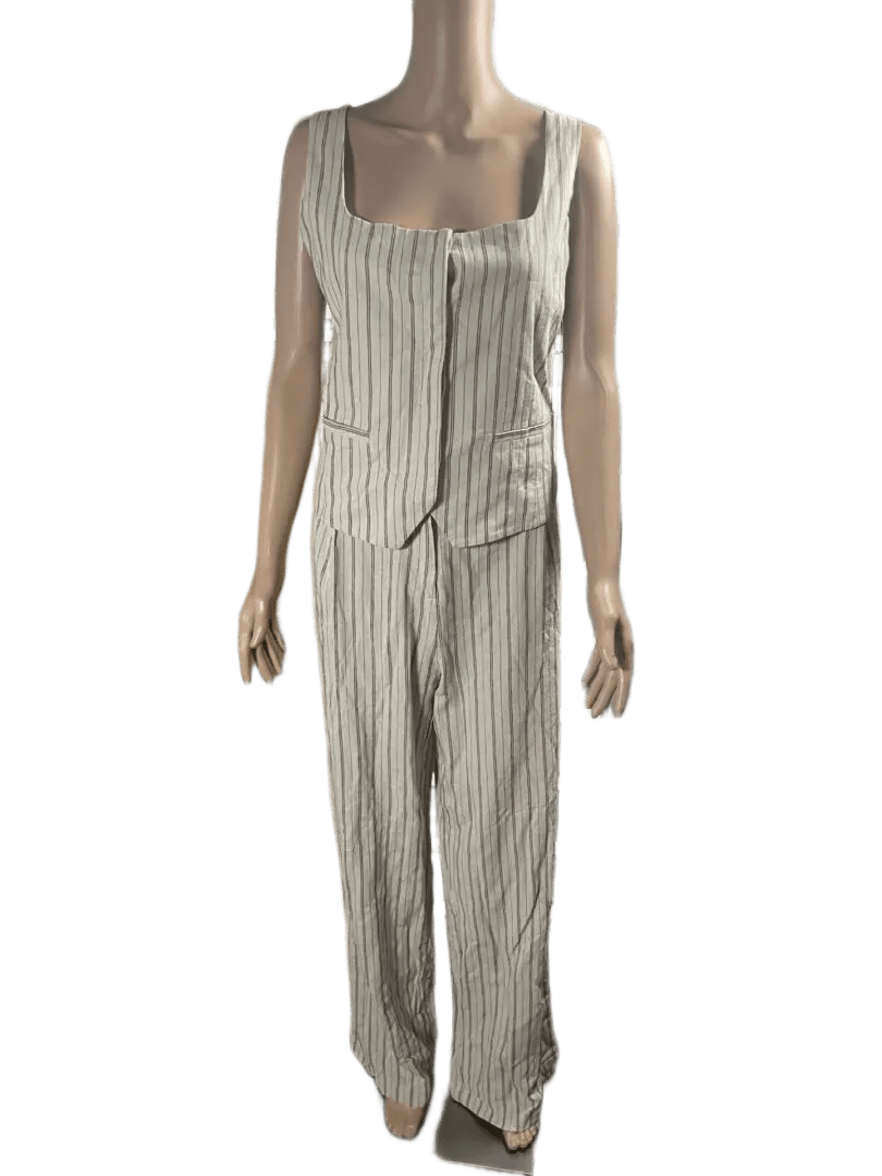 Sleeveless striped jumpsuit with a square neckline and loose fit.